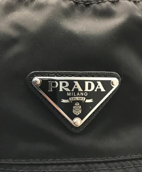 PRADA（プラダ）PRADA (プラダ) RE NYLONロゴプレートバケットハット ブラック サイズ:Lの古着・服飾アイテム