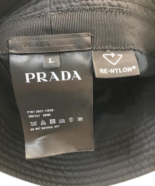 PRADA（プラダ）PRADA (プラダ) RE NYLONロゴプレートバケットハット ブラック サイズ:Lの古着・服飾アイテム