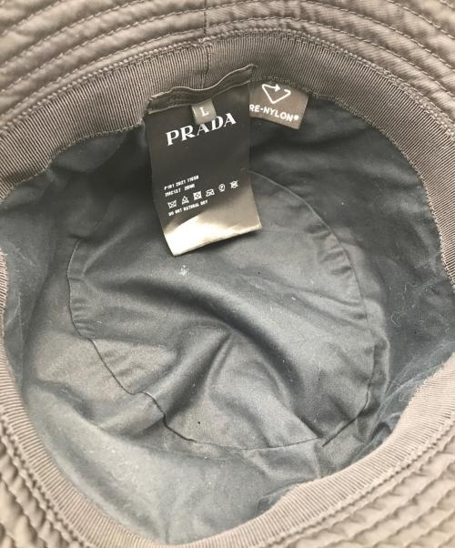 PRADA（プラダ）PRADA (プラダ) RE NYLONロゴプレートバケットハット ブラック サイズ:Lの古着・服飾アイテム