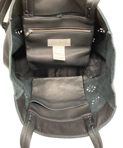 YOHJI YAMAMOTO（ヨウジヤマモト）YOHJI YAMAMOTO (ヨウジヤマモト) ロゴパンチングレザートートバッグ ブラックの古着・服飾アイテム