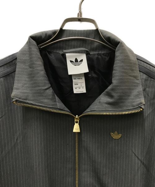 adidas（アディダス）adidas (アディダス) ファイヤーバード ルーズ ピンストライプ トラックトップ グレー サイズ:Mの古着・服飾アイテム
