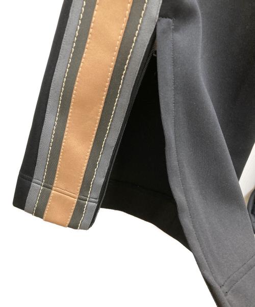MARC JACOBS（マークジェイコブス）MARC JACOBS (マークジェイコブス) サイドラインフレアトラックパンツ ブラック サイズ:00の古着・服飾アイテム