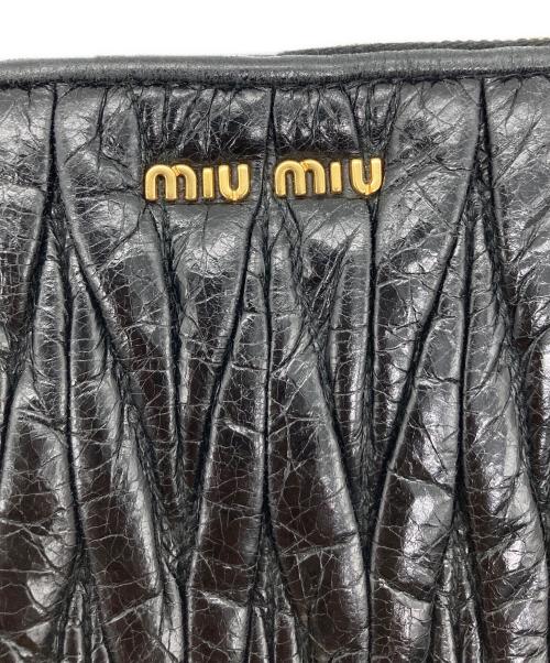 MIU MIU（ミュウミュウ）MIU MIU (ミュウミュウ) マトラッセポーチ ブラックの古着・服飾アイテム