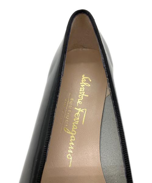 Salvatore Ferragamo（サルヴァトーレ フェラガモ）Salvatore Ferragamo (サルヴァトーレ フェラガモ) リボンエナメルローファーパンプス ブラック サイズ:23.5の古着・服飾アイテム