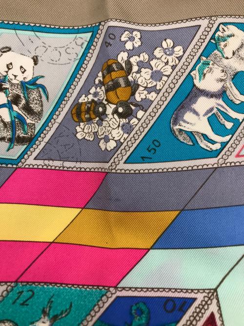 HERMES（エルメス）HERMES (エルメス) CORRESPONDANCE シルクスカーフ グレーの古着・服飾アイテム