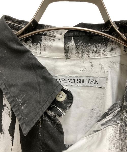 JOHN LAWRENCE SULLIVAN（ジョン ローレンス サリバン）JOHN LAWRENCE SULLIVAN (ジョン ローレンス サリバン) WRINKLE PRINT SHIRT ホワイト×ブラック サイズ:44の古着・服飾アイテム