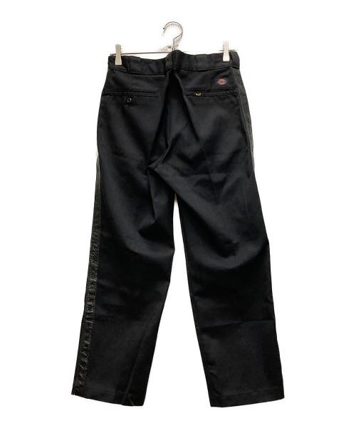 TOGA PULLA（トーガ プルラ）TOGA PULLA (トーガ プルラ) Dickies (ディッキーズ) レザーサイドラインコラボパンツ ブラック サイズ: 73.5cm (W29)の古着・服飾アイテム