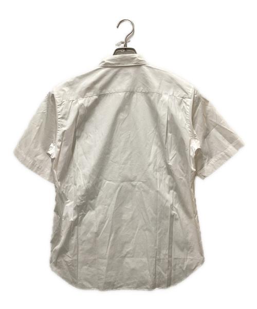 COMME des GARCONS HOMME PLUS（コムデギャルソンオムプリュス）COMME des GARCONS HOMME PLUS (コムデギャルソンオムプリュス) ロゴエンプロイダリーS/Sシャツ ホワイト サイズ:Sの古着・服飾アイテム