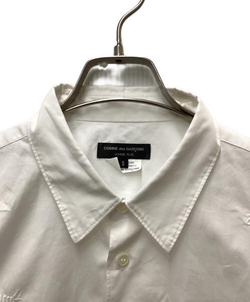 COMME des GARCONS HOMME PLUS（コムデギャルソンオムプリュス）COMME des GARCONS HOMME PLUS (コムデギャルソンオムプリュス) ロゴエンプロイダリーS/Sシャツ ホワイト サイズ:Sの古着・服飾アイテム
