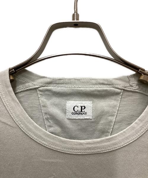 C.P COMPANY（シーピーカンパニー）C.P COMPANY (シーピーカンパニー) 25SS刺繍ロゴTシャツ グレー サイズ:Mの古着・服飾アイテム