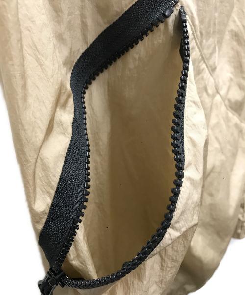 C.P COMPANY（シーピーカンパニー）C.P COMPANY (シーピーカンパニー) Chrome-R Lens Nylon Zipper Half Pants / Shorts ハーフパンツ ベージュ サイズ:46の古着・服飾アイテム