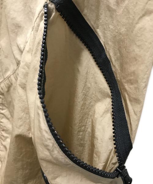C.P COMPANY（シーピーカンパニー）C.P COMPANY (シーピーカンパニー) Chrome-R Lens Nylon Zipper Half Pants / Shorts ハーフパンツ ベージュ サイズ:46の古着・服飾アイテム