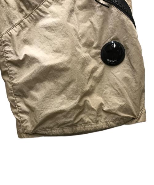 C.P COMPANY（シーピーカンパニー）C.P COMPANY (シーピーカンパニー) Chrome-R Lens Nylon Zipper Half Pants / Shorts ハーフパンツ ベージュ サイズ:46の古着・服飾アイテム