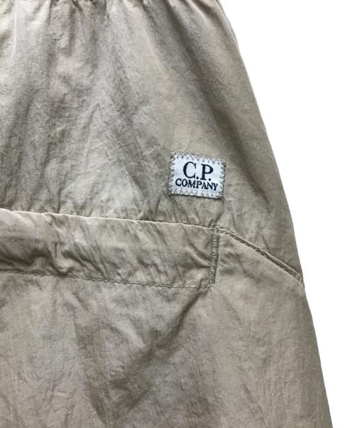 C.P COMPANY（シーピーカンパニー）C.P COMPANY (シーピーカンパニー) Chrome-R Lens Nylon Zipper Half Pants / Shorts ハーフパンツ ベージュ サイズ:46の古着・服飾アイテム