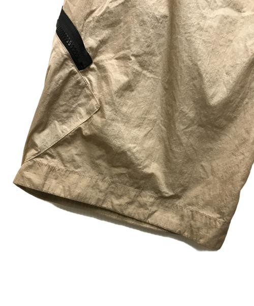 C.P COMPANY（シーピーカンパニー）C.P COMPANY (シーピーカンパニー) Chrome-R Lens Nylon Zipper Half Pants / Shorts ハーフパンツ ベージュ サイズ:46の古着・服飾アイテム