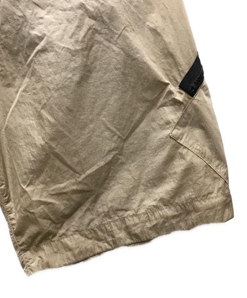 C.P COMPANY（シーピーカンパニー）C.P COMPANY (シーピーカンパニー) Chrome-R Lens Nylon Zipper Half Pants / Shorts ハーフパンツ ベージュ サイズ:46の古着・服飾アイテム