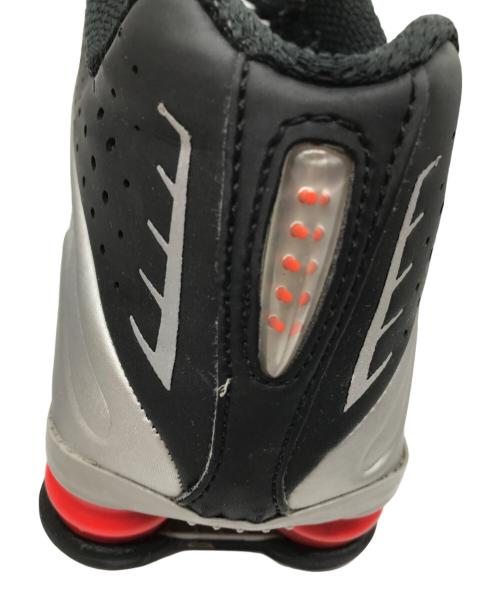 NIKE（ナイキ）NIKE (ナイキ) SHOX R4 METALLIC SILVER/METALLIC SILVER-BLACK ブラック サイズ:26.5cmの古着・服飾アイテム