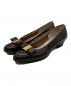 Salvatore Ferragamoサルヴァトーレ フェラガモ）の古着「バラリボン型押しパンプス」｜ブラウン
