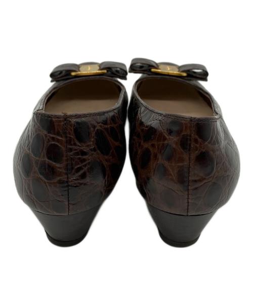 Salvatore Ferragamo（サルヴァトーレ フェラガモ）Salvatore Ferragamo (サルヴァトーレ フェラガモ) バラリボン型押しパンプス ブラウン サイズ:7の古着・服飾アイテム