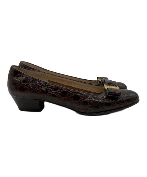 Salvatore Ferragamo（サルヴァトーレ フェラガモ）Salvatore Ferragamo (サルヴァトーレ フェラガモ) バラリボン型押しパンプス ブラウン サイズ:7の古着・服飾アイテム