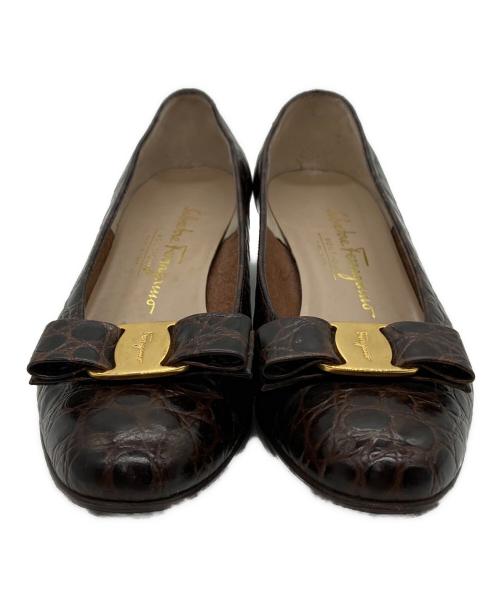 Salvatore Ferragamo（サルヴァトーレ フェラガモ）Salvatore Ferragamo (サルヴァトーレ フェラガモ) バラリボン型押しパンプス ブラウン サイズ:7の古着・服飾アイテム
