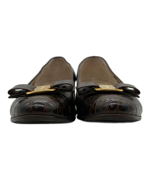 Salvatore Ferragamo（サルヴァトーレ フェラガモ）Salvatore Ferragamo (サルヴァトーレ フェラガモ) バラリボン型押しパンプス ブラウン サイズ:7の古着・服飾アイテム