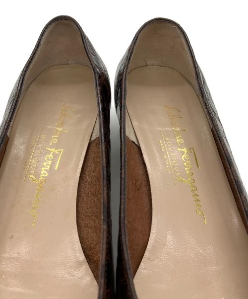 Salvatore Ferragamo（サルヴァトーレ フェラガモ）Salvatore Ferragamo (サルヴァトーレ フェラガモ) バラリボン型押しパンプス ブラウン サイズ:7の古着・服飾アイテム