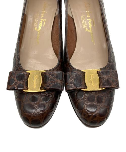 Salvatore Ferragamo（サルヴァトーレ フェラガモ）Salvatore Ferragamo (サルヴァトーレ フェラガモ) バラリボン型押しパンプス ブラウン サイズ:7の古着・服飾アイテム