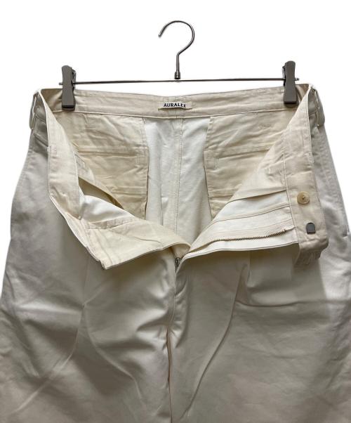 AURALEE（オーラリー）AURALEE (オーラリー) WASHED FINX CHINO ONEーTUCK PANTS ホワイト サイズ:4の古着・服飾アイテム