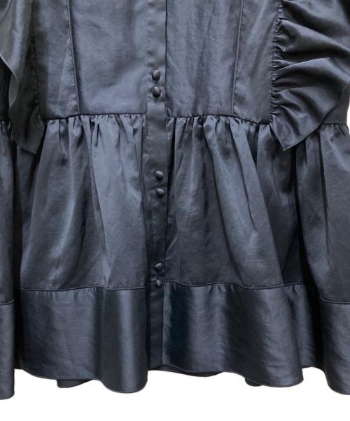 UNITED ARROWS TOKYO（ユナイテッドアローズトウキョウ）UNITED ARROWS TOKYO (ユナイテッドアローズトウキョウ) 26SS シルキー ギャザー フリルブラウス ‐ウォッシャブル‐ ネイビー サイズ:FREEの古着・服飾アイテム