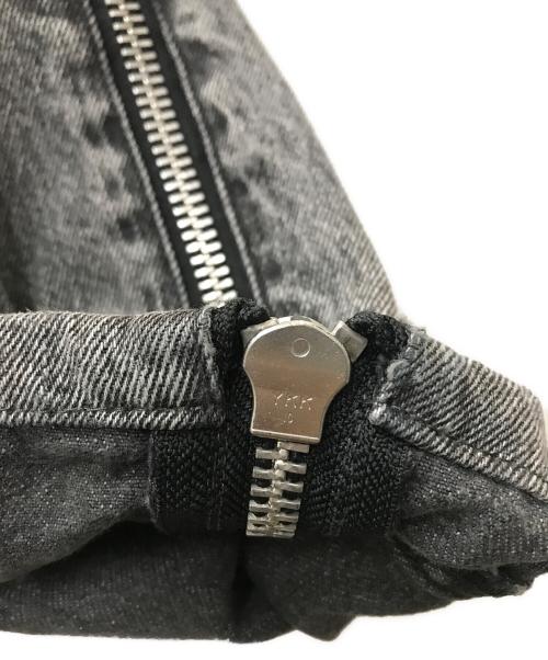 JOHN LAWRENCE SULLIVAN（ジョン ローレンス サリバン）JOHN LAWRENCE SULLIVAN (ジョン ローレンス サリバン) WASHED DENIM ZIPPED PANTS グレー サイズ:48の古着・服飾アイテム