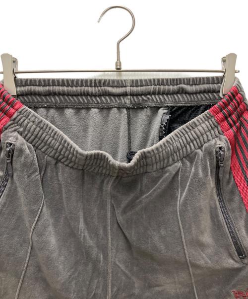 Needles（ニードルズ）Needles (ニードルズ) Narrow Track Pant - C/PE Velour グレー サイズ:Sの古着・服飾アイテム