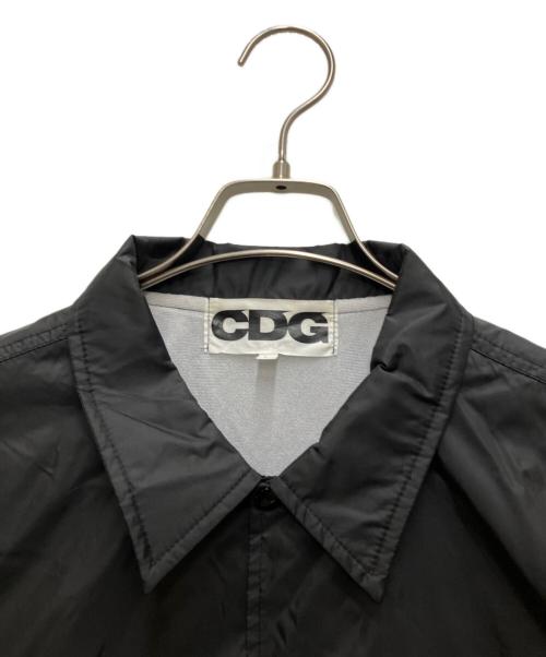 CDG（シーディージー）CDG (シーディージー) バッグプリントコーチジャケット ブラック サイズ:Ｌの古着・服飾アイテム