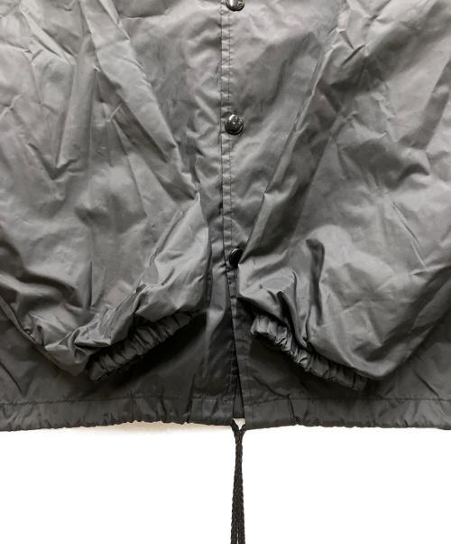 CDG（シーディージー）CDG (シーディージー) バッグプリントコーチジャケット ブラック サイズ:Ｌの古着・服飾アイテム