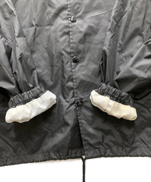 CDG（シーディージー）CDG (シーディージー) バッグプリントコーチジャケット ブラック サイズ:Ｌの古着・服飾アイテム