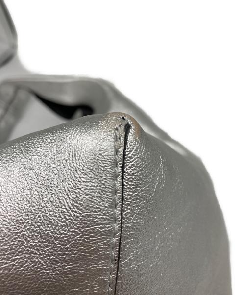MARC JACOBS（マークジェイコブス）MARC JACOBS (マークジェイコブス) The Metallic Sack Bag シルバーの古着・服飾アイテム