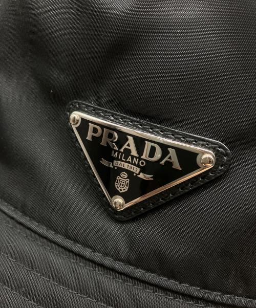 PRADA（プラダ）PRADA (プラダ) RE NYLONロゴプレートバケットハット ブラックの古着・服飾アイテム