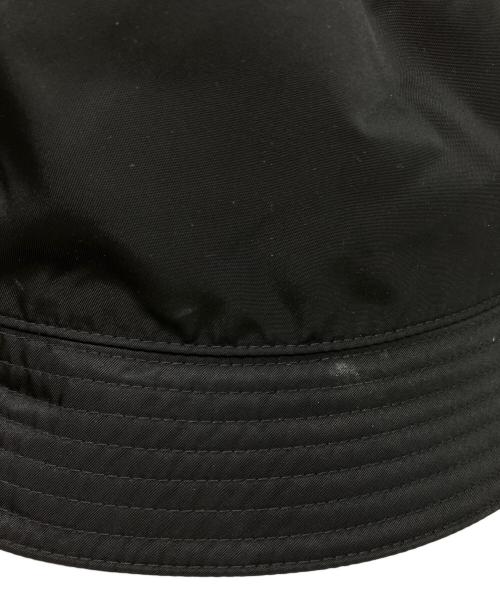 PRADA（プラダ）PRADA (プラダ) RE NYLONロゴプレートバケットハット ブラックの古着・服飾アイテム
