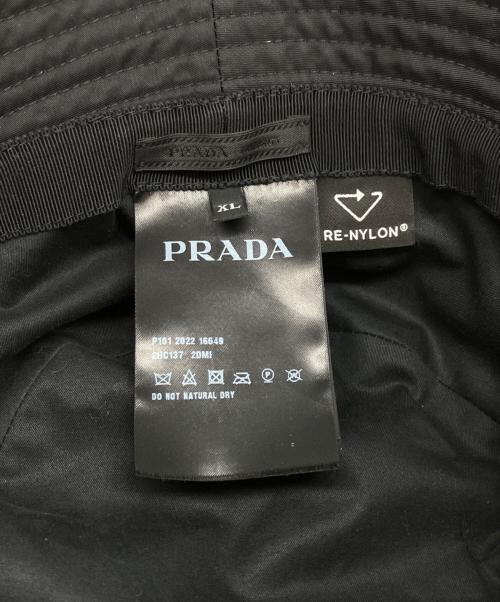 PRADA（プラダ）PRADA (プラダ) RE NYLONロゴプレートバケットハット ブラックの古着・服飾アイテム