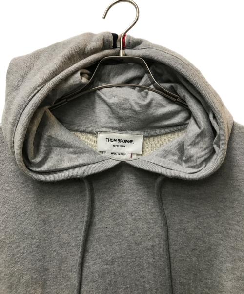 Thom Browne（トムブラウン）Thom Browne (トムブラウン) トリコロールラインプルオーバーフーディ グレー サイズ:2の古着・服飾アイテム