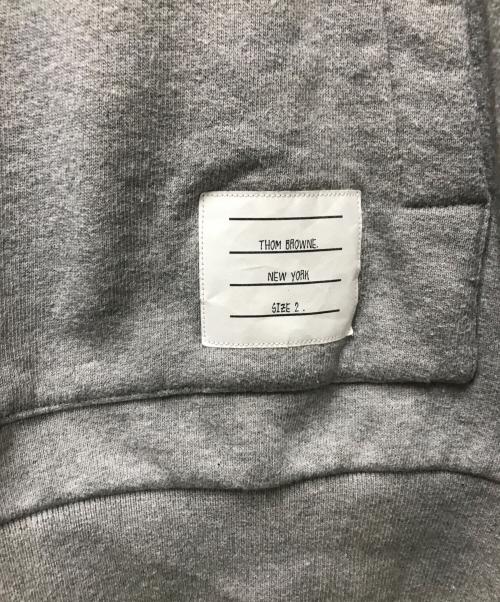 Thom Browne（トムブラウン）Thom Browne (トムブラウン) トリコロールラインプルオーバーフーディ グレー サイズ:2の古着・服飾アイテム