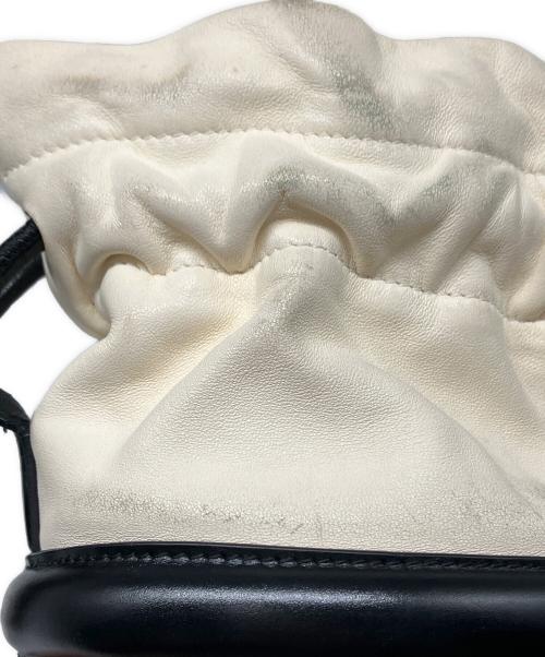 ALEXANDER McQUEEN（アレキサンダーマックイーン）Alexander McQUEEN (アレキサンダーマックイーン) ショルダーバッグ ホワイト・ブラックの古着・服飾アイテム