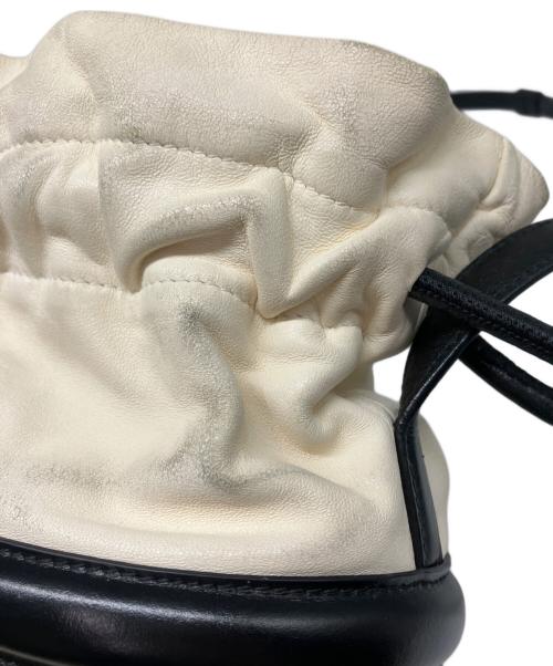ALEXANDER McQUEEN（アレキサンダーマックイーン）Alexander McQUEEN (アレキサンダーマックイーン) ショルダーバッグ ホワイト・ブラックの古着・服飾アイテム