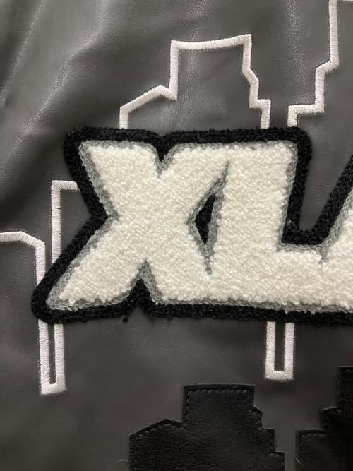 X-LARGE（エクストララージ）X-LARGE (エクストララージ) JEFF HAMILTON (ジェフハミルトン) 刺繍ワッペン フェイクレザースタジャン グレー サイズ:Mの古着・服飾アイテム