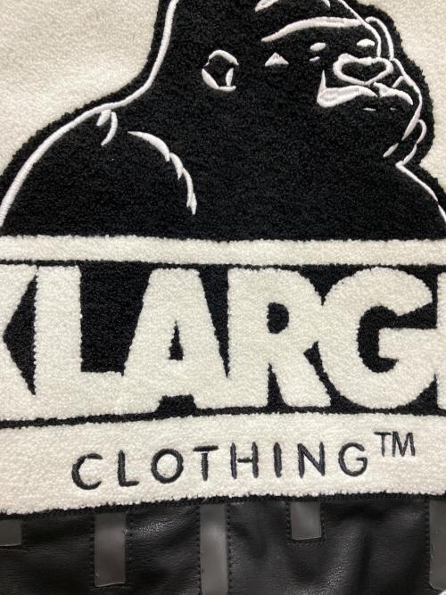 X-LARGE（エクストララージ）X-LARGE (エクストララージ) JEFF HAMILTON (ジェフハミルトン) 刺繍ワッペン フェイクレザースタジャン グレー サイズ:Mの古着・服飾アイテム