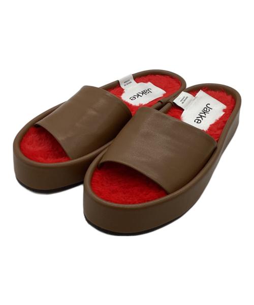 Jakke（ジャッキー）JAKKE (ジャッキー) LEAH SLIDE BEIGEサンダル コンビスライドサンダル ブラウン×レッド サイズ:39の古着・服飾アイテム