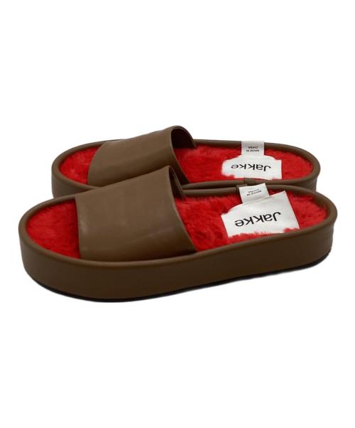 Jakke（ジャッキー）JAKKE (ジャッキー) LEAH SLIDE BEIGEサンダル コンビスライドサンダル ブラウン×レッド サイズ:39の古着・服飾アイテム