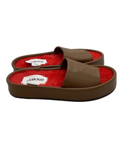 Jakke（ジャッキー）JAKKE (ジャッキー) LEAH SLIDE BEIGEサンダル コンビスライドサンダル ブラウン×レッド サイズ:39の古着・服飾アイテム