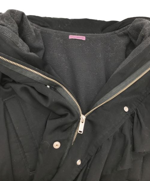 SueUNDERCOVER（スーアンダーカバー）SueUNDERCOVER (スーアンダーカバー) 袖下ST切替前立フリル中綿モッズコート ブラック サイズ:2の古着・服飾アイテム