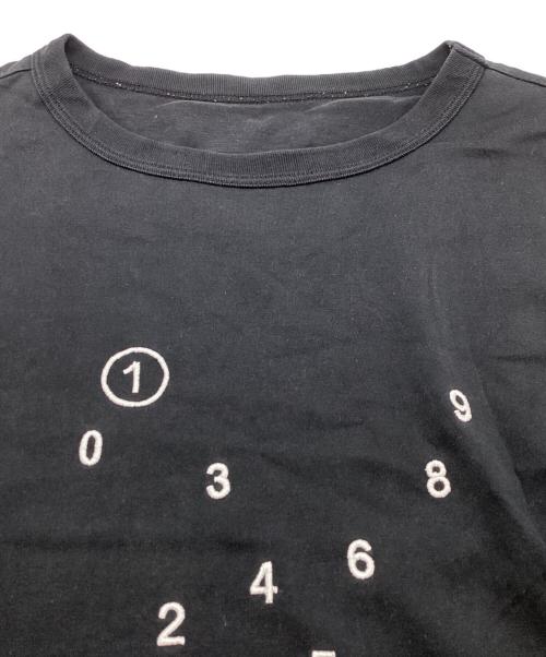 Maison Margiela（メゾンマルジェラ）Maison Margiela (メゾンマルジェラ) カレンダーグラフィックロゴTシャツ S50GC0684 S22816 ブラック サイズ:Lの古着・服飾アイテム